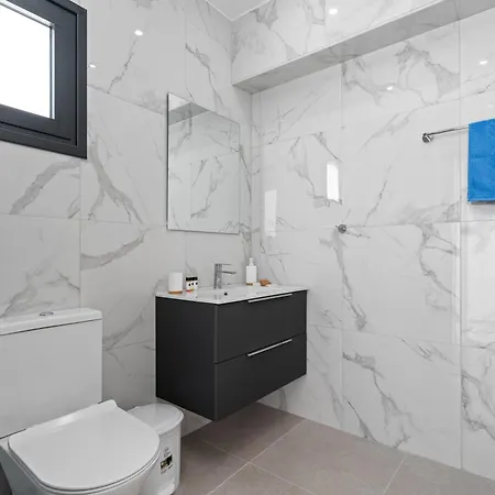 Luxury 1 & 2 Bdr 300 Meters From Sandy Beach! Villa *