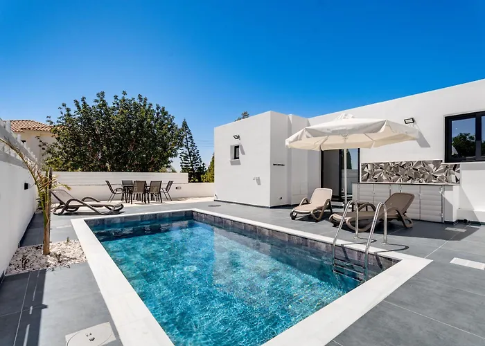 Panatheon - Luxury 1 & 2 Bdr 300 Meters From Sandy Beach!